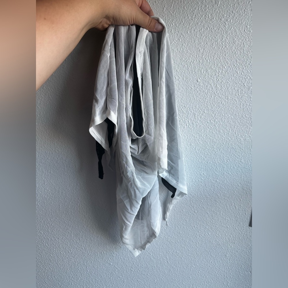 2 wraps black and white